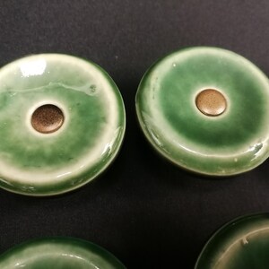 Conjunto de 10 peças. Puxadores de porta e puxadores de móveis realmente sofisticados, em grés vidrado verde, fabricados pelo lendário Carl-Harry Stålhane! Suecos. Década de 1960.