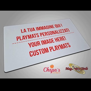 Op de afbeelding: Een witte speelmat met rode tekst die "LA TUA IMMAGINE QUI! PLAYMATS PERSONALIZZATI YOUR IMAGE HERE! CUSTOM PLAYMATS" zegt. De tekst staat op een witte achtergrond met een perziklogo dat "Chapa's Playmats" in de linkerbenedenhoek heeft.