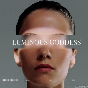 Può includere: Primo piano di un volto umano con il testo "LUMINOUS GODDESS" sovrapposto. L'immagine ha un effetto di luce soffusa e diffusa. Lo sfondo è di colore grigio uniforme. L'immagine include anche il testo "08/09", "VOL. 1" e "2030".