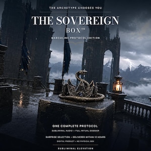 Può includere: Un prodotto digitale intitolato THE SOVEREIGN BOX MASCULINE PROTOCOL EDITION che presenta una corona scura e ornata con un design a serpente avvolto e una gemma blu centrale su un piedistallo di pietra davanti a un castello gotico.