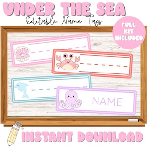 Puede incluir: Imagen enmarcada en madera con el texto "UNDER THE SEA" y "Editable Name Tags". La imagen presenta cuatro etiquetas de nombre rectangulares con ilustraciones de criaturas marinas, incluyendo una concha, un cangrejo, un delfín y un pulpo. Las palabras "FULL KIT INCLUDED" e "INSTANT DOWNLOAD" también son visibles.