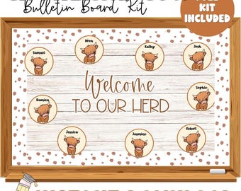 Puede incluir: Un kit de tablón de anuncios de madera con marco marrón. El tablero presenta un fondo blanco con un patrón de vetas de madera y un mensaje "Welcome to Our Herd". Incluye gráficos de vacas de las Tierras Altas y etiquetas con nombres. El texto "Highland Cow Bulletin Board Kit" es visible.
