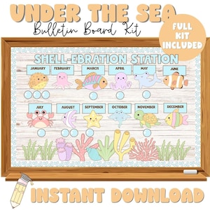 Op de afbeelding: Een houten prikbord met de woorden "UNDER THE SEA" en "Bulletin Board Kit" bovenaan. Het bord heeft een "SHELL-EBRATION STATION" kalender met illustraties van zeedieren voor elke maand. De woorden "FULL KIT INCLUDED" en "INSTANT DOWNLOAD" zijn ook zichtbaar.