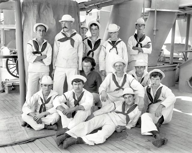 Grupo de marineros retrato 1896 época victoriana militar