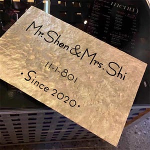 Placa de latão texturizada leve cortada a laser, placa de casa moderna personalizada, placa de identificação de família feita à mão com 3 mm de espessura e acabamento polido