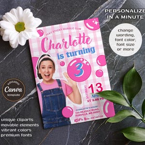 K&ouml;nnte beinhalten: Eine rosafarbene und wei&szlig;e Geburtstagseinladung mit einem Foto eines M&auml;dchens in einem rosa Shirt und einer blauen Latzhose. Die Einladung lautet "Icky Sticky Bubble Gum Charlotte wird 3" und enth&auml;lt eine rosa Blase mit der Zahl 3 darin. Die Einladung enth&auml;lt auch "Samstag, 13. April, 15:00 Uhr" und die Adresse sowie die RSVP-Informationen.
