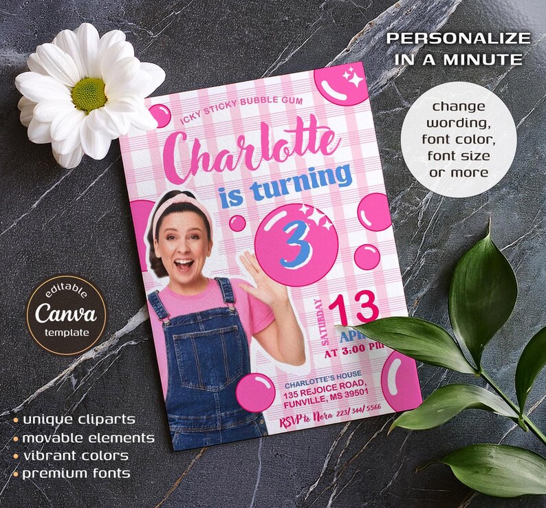 K&ouml;nnte beinhalten: Eine rosafarbene und wei&szlig;e Geburtstagseinladung mit einem Foto eines M&auml;dchens in einem rosa Shirt und einer blauen Latzhose. Die Einladung lautet "Icky Sticky Bubble Gum Charlotte wird 3" und enth&auml;lt eine rosa Blase mit der Zahl 3 darin. Die Einladung enth&auml;lt auch "Samstag, 13. April, 15:00 Uhr" und die Adresse sowie die RSVP-Informationen.