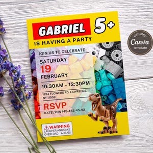 Könnte beinhalten: Eine gelbe und rote Geburtstagseinladung für ein Kind namens Gabriel. Die Einladung zeigt einen Lego-Dinosaurier und eine Warnung, dass es viel Gelächter und Kuchen geben wird. Die Einladung ist für eine Party am Samstag, den 19. Februar von 10:30 Uhr bis 12:30 Uhr. Die Adresse lautet 1234 Flowers Rd, Lawrence, NY 11559. Die RSVP-Nummer lautet 145-453-45-92.