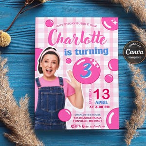 K&ouml;nnte beinhalten: Rosa-wei&szlig;e Gingham-Hintergrund mit einer Geburtstagseinladung zum Thema Kaugummi. Die Einladung zeigt ein Foto eines M&auml;dchens mit einem rosa Shirt und einer blauen Latzhose. Der Text lautet "Icky Sticky Bubble Gum Charlotte wird 3 Samstag April 13 um 15:00 Uhr Charlotte's House 135 Rejoice Road, Funville, MS 39501 RSVP an Nora 223/344/5566".