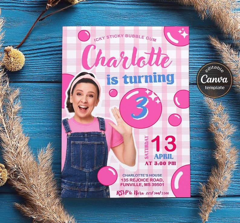 K&ouml;nnte beinhalten: Rosa-wei&szlig;e Gingham-Hintergrund mit einer Geburtstagseinladung zum Thema Kaugummi. Die Einladung zeigt ein Foto eines M&auml;dchens mit einem rosa Shirt und einer blauen Latzhose. Der Text lautet "Icky Sticky Bubble Gum Charlotte wird 3 Samstag April 13 um 15:00 Uhr Charlotte's House 135 Rejoice Road, Funville, MS 39501 RSVP an Nora 223/344/5566".
