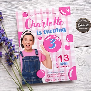 K&ouml;nnte beinhalten: Eine rosa und blaue Geburtstagseinladung mit einem Bild eines M&auml;dchens, das eine Blase bl&auml;st. Die Einladung lautet "Icky Sticky Bubble Gum Charlotte wird 3" und enth&auml;lt Datum und Uhrzeit der Party. Die Einladung enth&auml;lt auch die Adresse und die RSVP-Informationen.