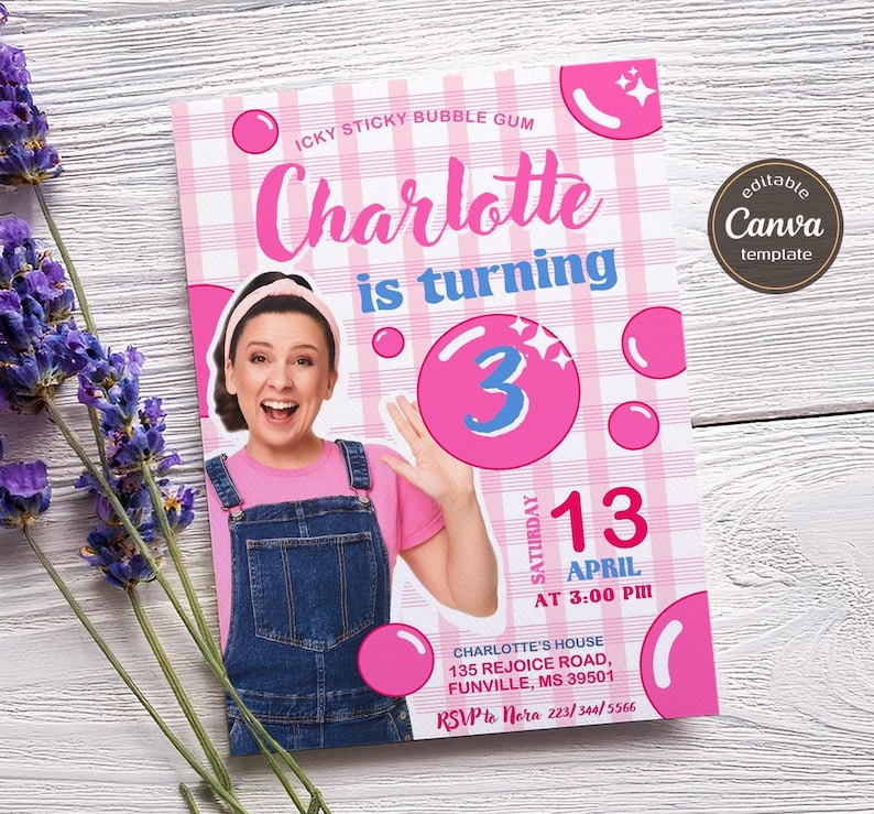 K&ouml;nnte beinhalten: Eine rosa und blaue Geburtstagseinladung mit einem Bild eines M&auml;dchens, das eine Blase bl&auml;st. Die Einladung lautet "Icky Sticky Bubble Gum Charlotte wird 3" und enth&auml;lt Datum und Uhrzeit der Party. Die Einladung enth&auml;lt auch die Adresse und die RSVP-Informationen.