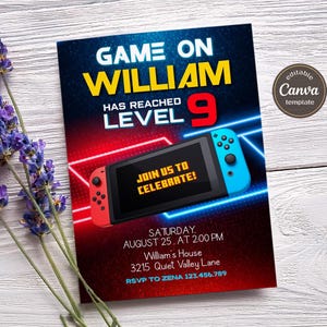 以下が含まれることがあります： ゲームをテーマにした誕生日パーティーの招待状。招待状は、「GAME ON WILLIAM HAS REACHED LEVEL 9」というテキストが入った赤と青のグラデーションの背景が特徴です。ゲーム機のグラフィックが中央にあり、「JOIN US TO CELEBRATE!」という言葉があります。
