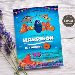 Puede incluir: Una invitación de cumpleaños de Finding Nemo de color azul y naranja para el sexto cumpleaños de Harrison. La invitación presenta personajes de la película, incluidos Dory, Marlin, Nemo y Crush. La invitación incluye la fecha, la hora y el lugar de la fiesta. También se incluye información de RSVP.