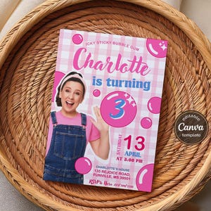 K&ouml;nnte beinhalten: Eine rosa-wei&szlig;e Gingham-Muster-Geburtstagseinladung mit einem Foto eines M&auml;dchens mit einem rosa Kaugummimotto. Der Text lautet "Icky Sticky Bubble Gum Charlotte wird 3 Samstag, 13. April um 15:00 Uhr Charlotte's House 135 Rejoice Road, Funville, MS 39501 RSVP an Nera 221/340/5566".