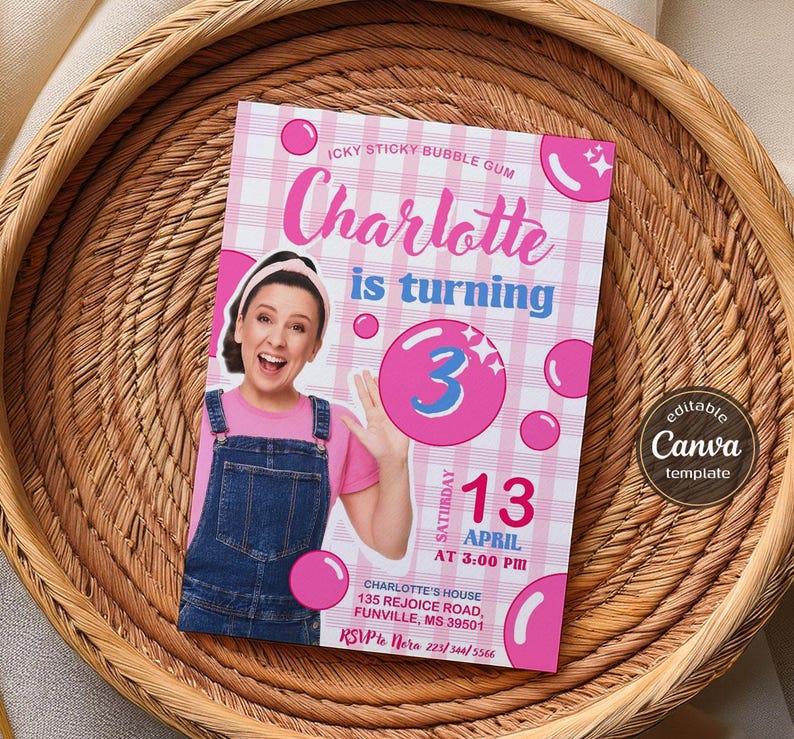 K&ouml;nnte beinhalten: Eine rosa-wei&szlig;e Gingham-Muster-Geburtstagseinladung mit einem Foto eines M&auml;dchens mit einem rosa Kaugummimotto. Der Text lautet "Icky Sticky Bubble Gum Charlotte wird 3 Samstag, 13. April um 15:00 Uhr Charlotte's House 135 Rejoice Road, Funville, MS 39501 RSVP an Nera 221/340/5566".