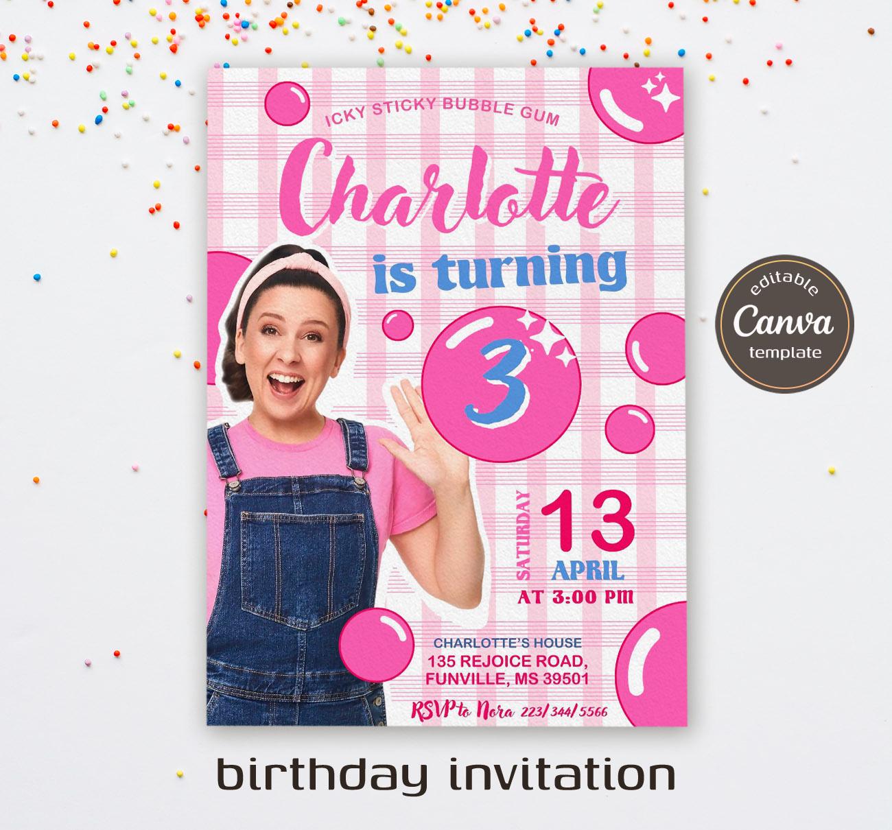K&ouml;nnte beinhalten: Rosa-blaue Geburtstagseinladung mit einem M&auml;dchen in einem rosa Shirt und einer blauen Latzhose. Die Einladung lautet "Icky Sticky Bubble Gum Charlotte wird 3" und enth&auml;lt das Datum "Samstag, 13. April um 15:00 Uhr".
