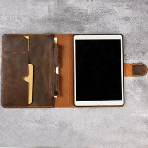 Custodia personalizzata in vera pelle con chiusura magnetica per iPad 11a generazione 2025 con portapenne, custodia a libro per iPad Air Pro 13/11 2024 V07-IXPMNS