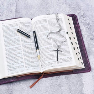 Custodia in pelle goffrata viola per la Sacra Bibbia KJV, regali cristiani personalizzati per donne madri W04-LBBC12S