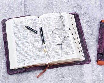 Etui en cuir violet gaufré pour la sainte bible LSG, cadeaux chrétiens personnalisés pour femme mère W04-LBBC12S