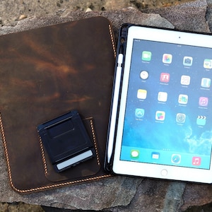 Personalized distressed leather iPad sleeve stand holder for new iPad 9.7 / iPad Pro 9.7 10.5 with apple pencil holder silicone case ID05SV