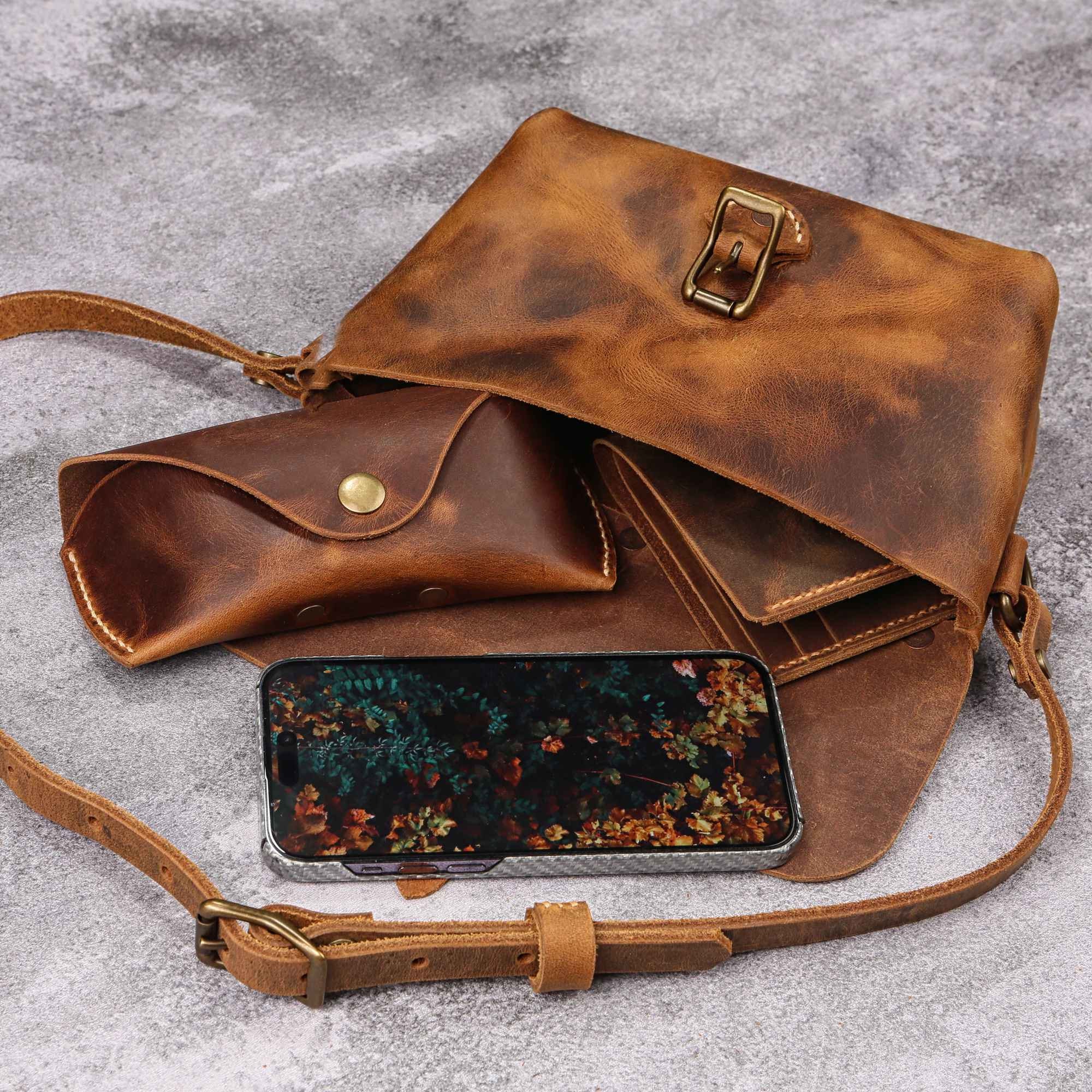 Vintage Rustic Genuine Leather Crossbody Fanny Pack  display picture 2