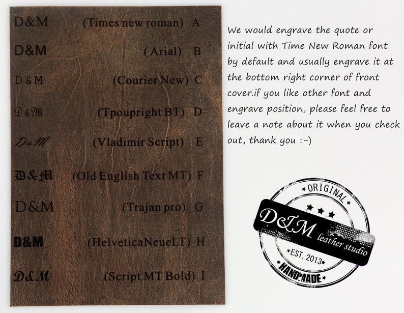 Op de afbeelding: Een bruin lederen monster met verschillende lettertypen, gelabeld van A tot en met I. De tekst bevat "D&M" gevolgd door lettertypenamen zoals "Times New Roman" en "Arial". Een stempel luidt "D&M leather studio, EST. 2013, HANDMADE."