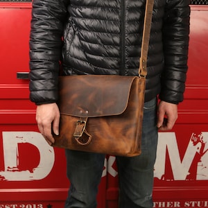 sac à bandoulière vintage en cuir de ville rustique avec bandoulière réglable, sacoche en cuir pour homme de taille moyenne V03-LBKXB