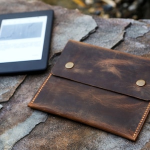Custodia in vera pelle personalizzata per Kindle 2022, semplice e rustica, per Kindle Paperwhite 2024, 12°, 11° e 10° modello KDO05S