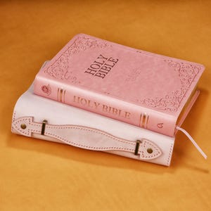 Custodia per Bibbia in vera pelle rosa con maniglia per la Bibbia KJV edizione GP di dimensioni complete, regalo cristiano per lei, regalo cristiano U06-LBWWH