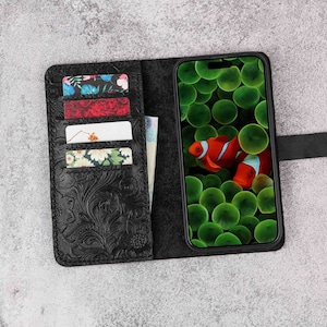 Funda de cuero con relieve para iPhone 16, 15, 14 Plus, billetera de cuero personalizada con muñequera para iPhone 16, 15, 14, 13 Pro Max W10-IPBMW