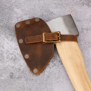 Fodero per ascia in pelle fatto a mano, coprilama regolabile, copritesta in pelle, fibbia in ottone massiccio, regalo per campeggio e bushcraft T04-LAXN