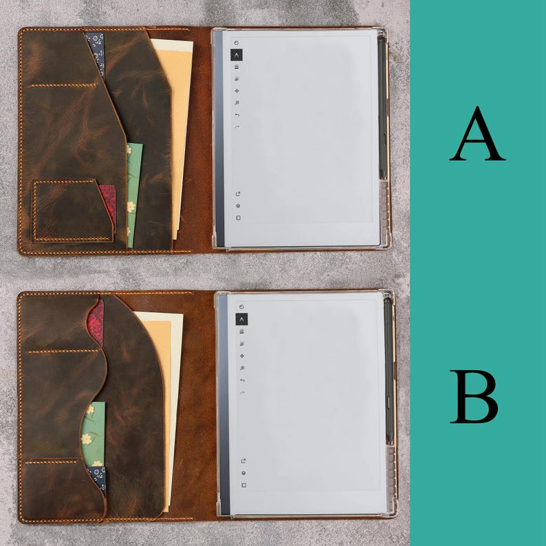 Op de afbeelding: Twee bruine lederen tablethoezen gelabeld A en B, elk voorzien van een digitale tablet met stylus, meerdere binnenzakken voor documenten en zichtbare stiksels. Het leer heeft een verweerde afwerking met diverse bruintinten.