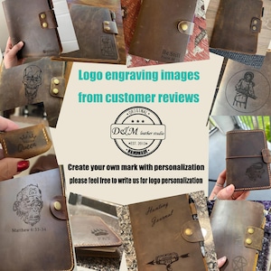 Op de afbeelding: Een verzameling bruine leren notitieboekjes en portemonnees met diverse gegraveerde ontwerpen, waaronder een schedel en een beer. De afbeelding bevat ook de tekst "Logo engraving images from customer reviews."