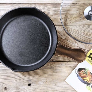 Personalized leather pot holder , SET of 2 leather skillet handle cover case for Lodge cast iron skillet Z03-LP05C