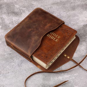 Custodia per Bibbia in pelle personalizzata, custodia rustica in pelle pieno fiore per Bibbia fatta a mano, copertina per libro con incisione personalizzata, regalo cristiano per uomini e donne U05-LKBP