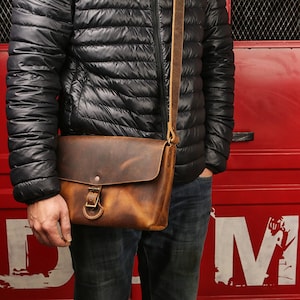 Sac cabas pour hommes en cuir véritable rustique, petit sac iPad à bandoulière design minimaliste avec bandoulière réglable V03-LBKSB