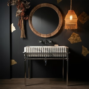 Lavabo in Marmo Scanellato con Struttura in Acciaio Lucido – Oggetto Scultoreo per Bagni di Design