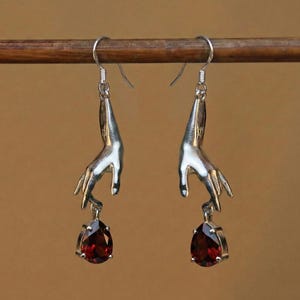 Oorbellen met granaathanden, peerrobijn, sieraden geboortesteen januari