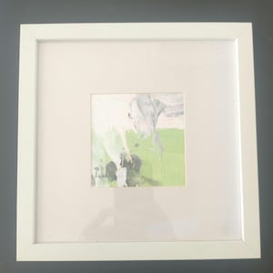Puede incluir: Pintura abstracta enmarcada con borde blanco. La obra presenta un fondo verde y blanco con pinceladas grises y negras. La firma del artista está en la esquina inferior izquierda. La pintura es cuadrada.