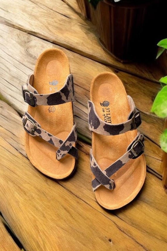 Sandalias anatómicas de piel con estampado animal de vaca y suela