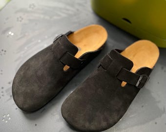 Anatomische Unisex Leder Clogs mit Korksohle - Handgefertigte Schwarze Sandalen für Männer und Frauen