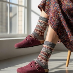 Zuecos anatómicos unisex de fieltro de lana con suela de corcho, hechos a mano. Cómodos zuecos para interior y exterior.
