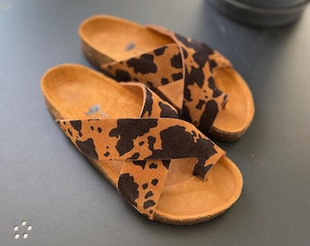 Wildleder-Flip-Flops mit Kuh-Print - Handgefertigte Orthopädische Einlegesohle, Natürliche Korksohle, Anatomische Damen Sandalen