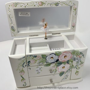 Joyero musical personalizado con flores rosas rosas y grises y una bailarina girando
