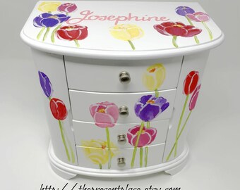 Joyero musical personalizado de gran tamaño en color blanco con espacio para colgar.