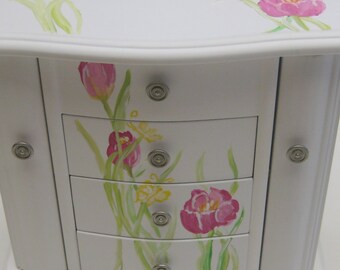 Joyero colgante grande personalizado blanco con dos puertas y cajones, pintado con tulipanes