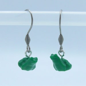 Frog Dangle Earrings by AbbieDabbles made with toy bricks