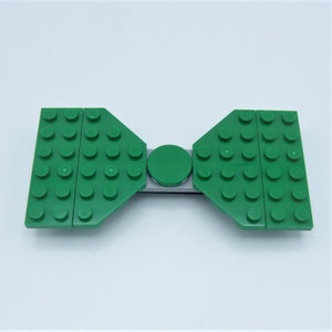 Muszka magnetyczna Green Brick firmy Abbie Dabbles wykonana z klocków