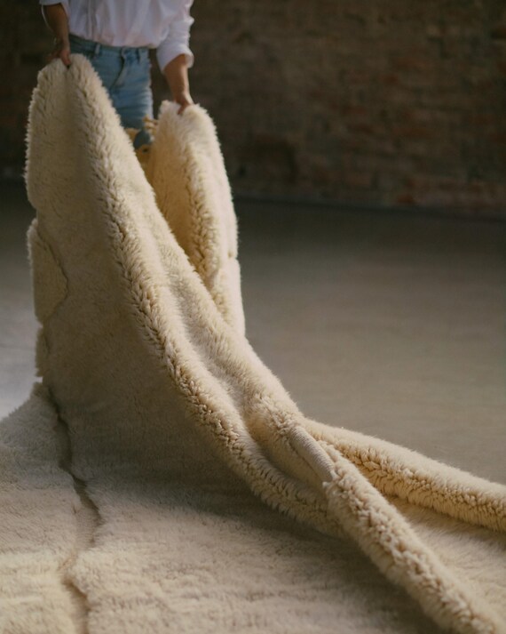 Beni Mrirt Moroccan Wool Rug – Ivory Plush Berber Carpet – Natural Handwoven Carpet
